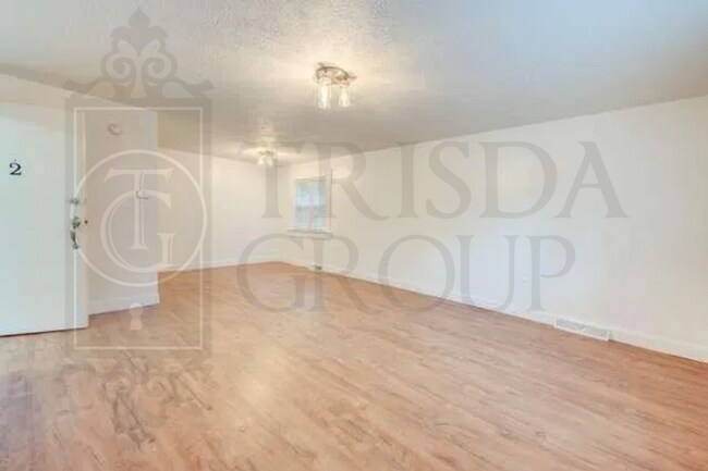 Building Photo - Avail June 1st! Renovated Crafton 2BR Apt, A/C, Private laundry/storage, Parking, Pets OK!