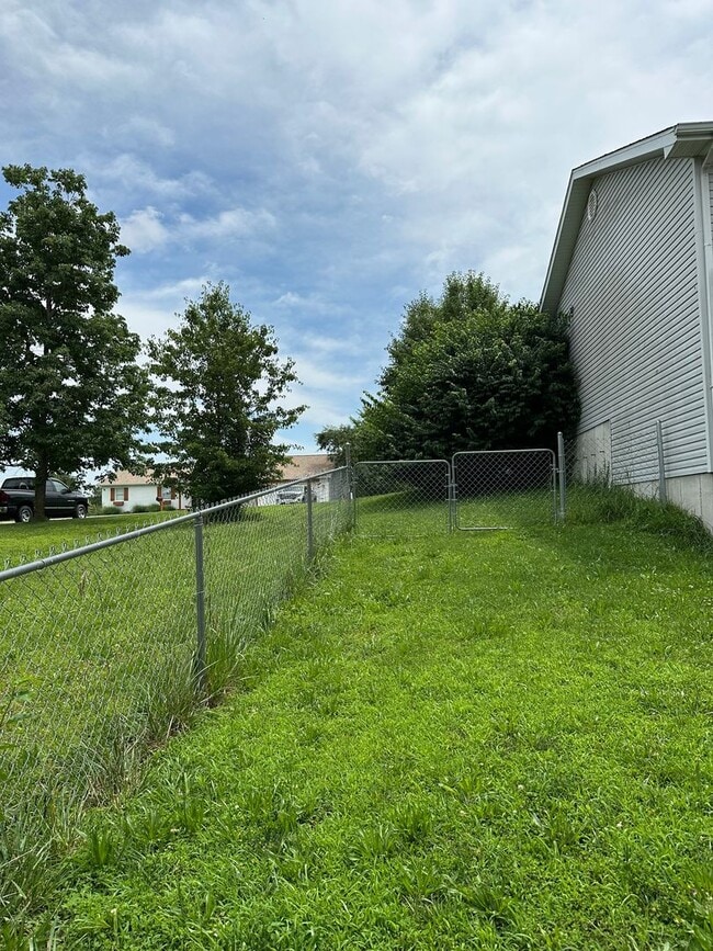 Building Photo - 4 Bed 2.5 Bath w/ Fenced Yard