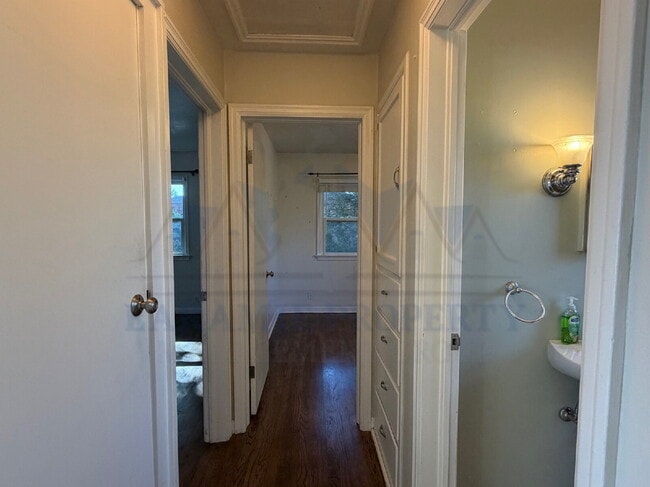 Building Photo - Charming 3 Bedroom 2 Bathroom House