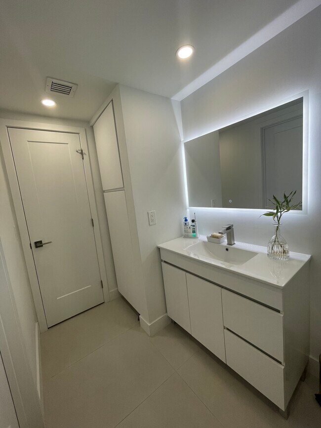 Bathroom. Guest door and linen closet shown. - 7505 SW 82nd St