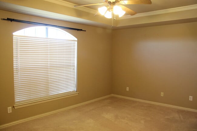 Building Photo - 191 Aster Dr