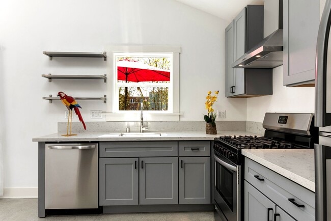 Building Photo - BEUATIFUL BRIGHT 2 + 1 SINGLE FAMILY HOME