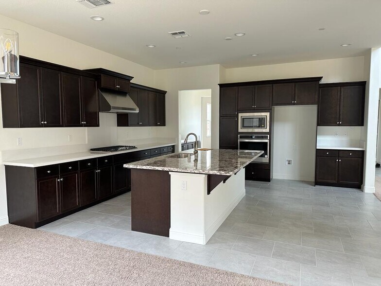 Building Photo - 499 Russell Way