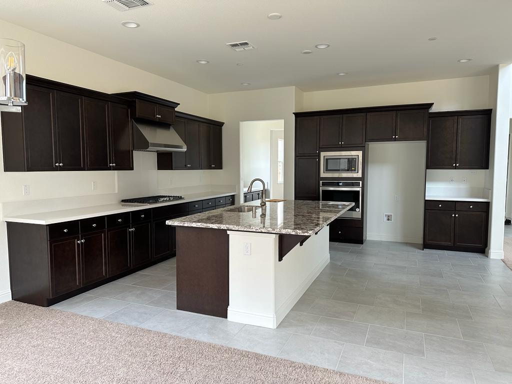 Kitchen - 499 Russell Way