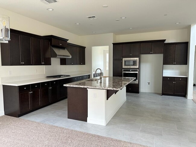 Kitchen - 499 Russell Way