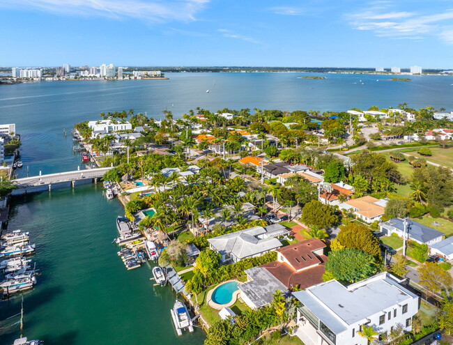 Building Photo - 950 S Shore Dr