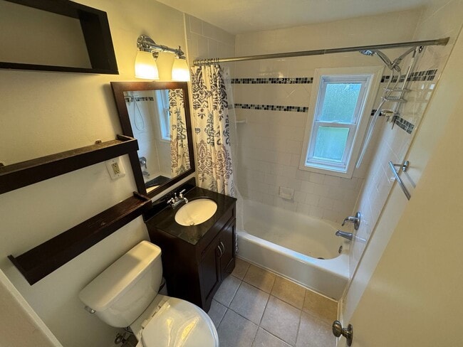 Building Photo - Beautiful 2 Bed 2 Bath Semi-Detached Brick...