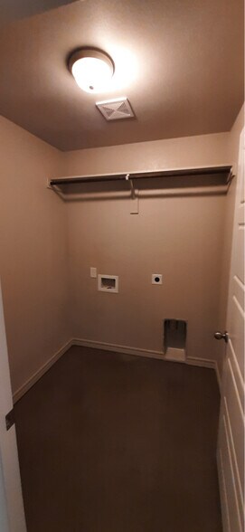 Building Photo - 110 Lollipop