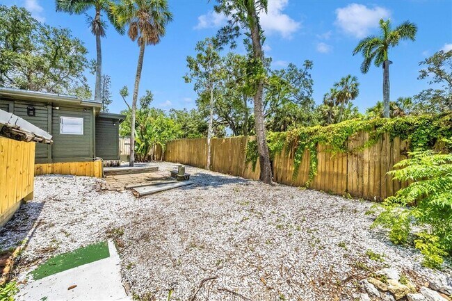 Building Photo - 2027 Panama Dr