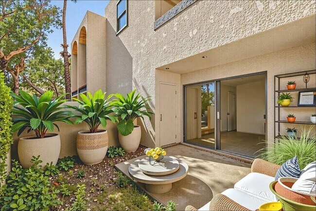 Building Photo - 200 E Racquet Club Rd