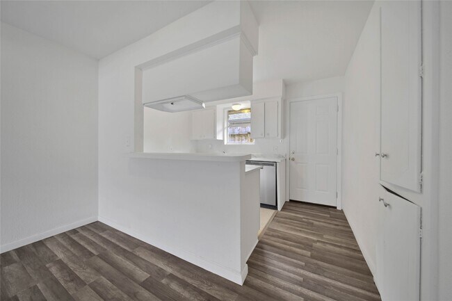 Building Photo - 10006 Neuens Rd