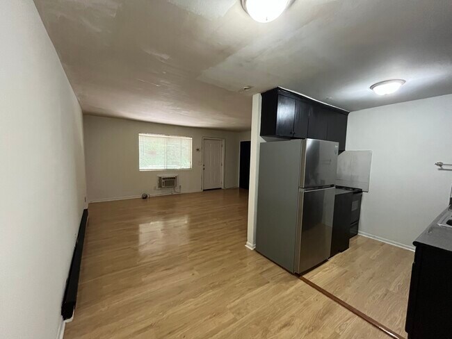 Building Photo - 550 Harding Pl