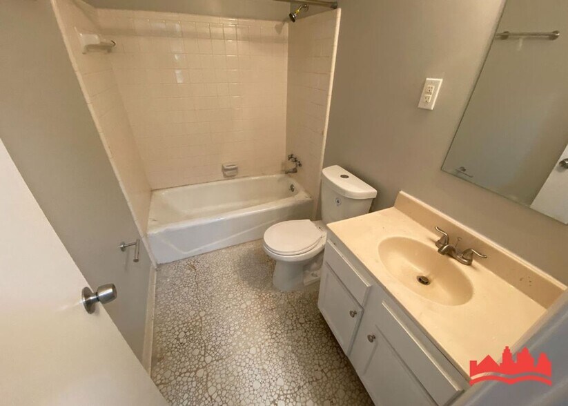 Building Photo - 5303 Villa Del Rey Dr