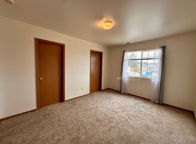 Building Photo - 944 NW Quarterdeck Loop