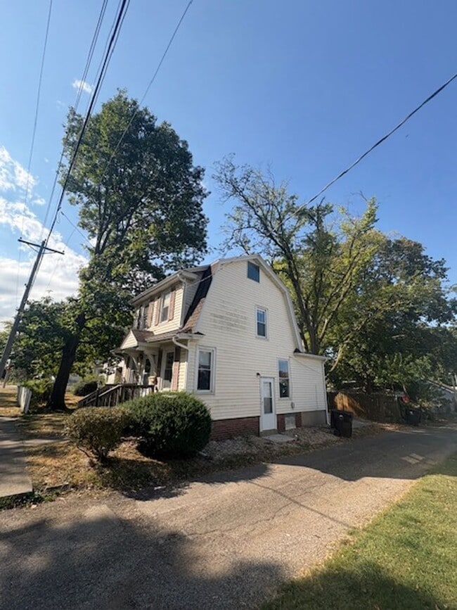 Building Photo - Single-Family 3 bedroom Home