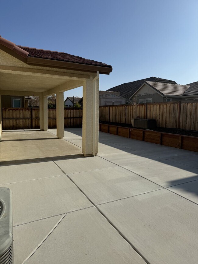 Building Photo - Beautiful 4 Bed, 3 Bath Home in Perfect Tracy Location