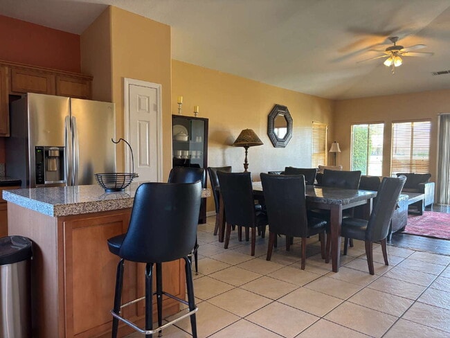 Building Photo - 2 Bedrooms / 2 Bathrooms Condo for Ren,  F...