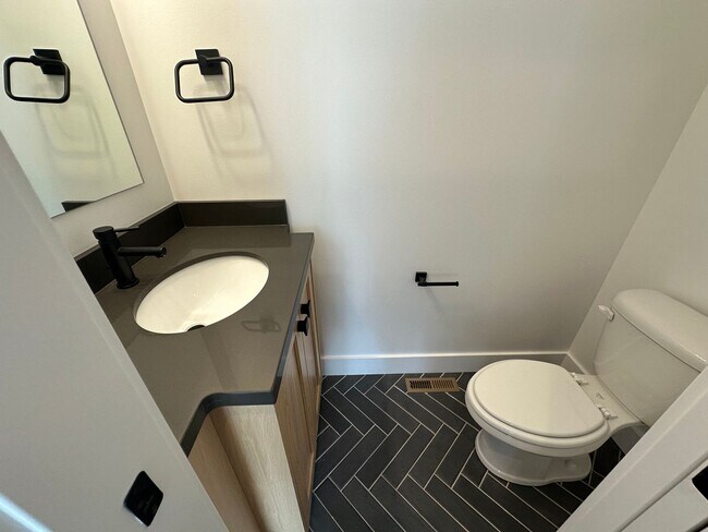 Building Photo - Gorgeous 5 Bed 3.5 Bath Home at Daybreak I...