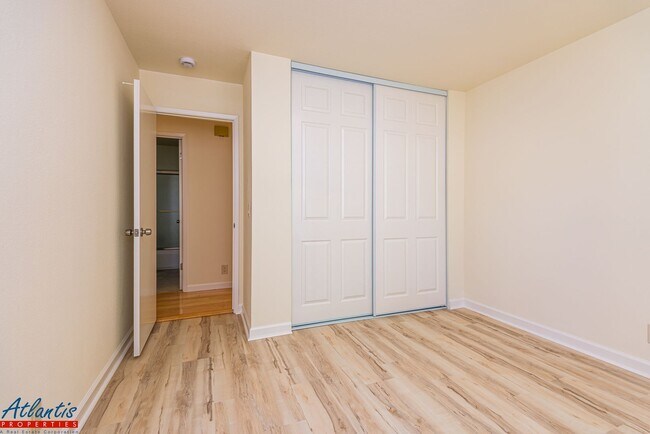 Building Photo - 4015 Villa Vista