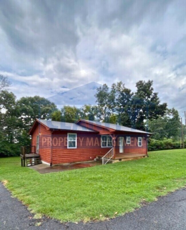 Building Photo - Spacious three bedroom home
