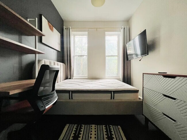 Building Photo - Furnished room/NOT APARTMENT