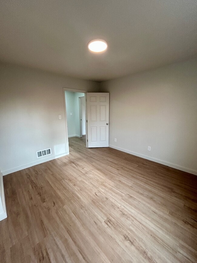 Building Photo - 1423 Mitchell Ave