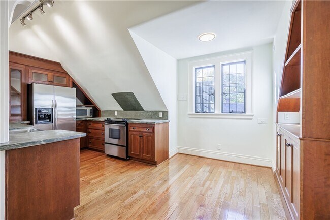 Building Photo - 901 East Ave