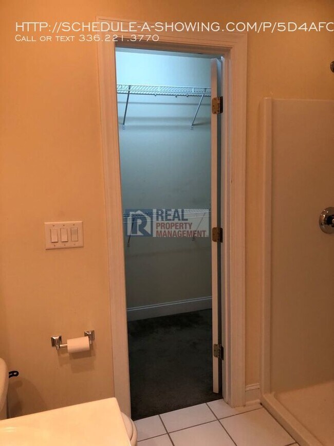 Building Photo - Gorgeous 2 Story Townhome In Piedmont Trace