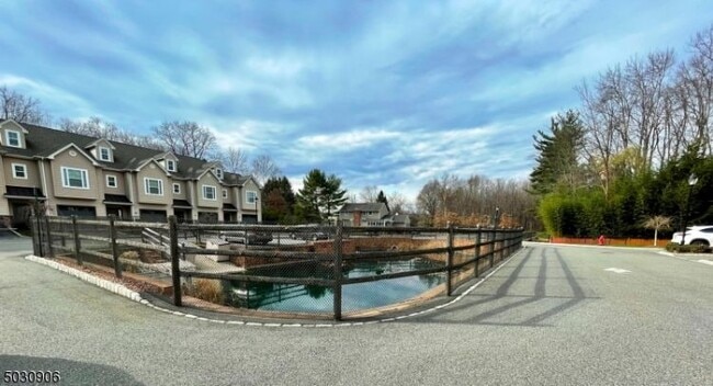 Building Photo - 7 N Ridge Cir