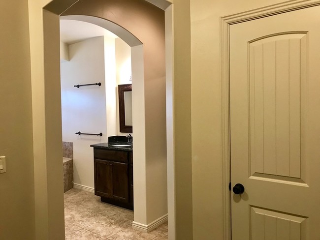 Building Photo - **Beautiful Little Valley Home**