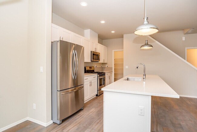 Building Photo - End-Unit Townhome in Desirable Midtown Neighborhood