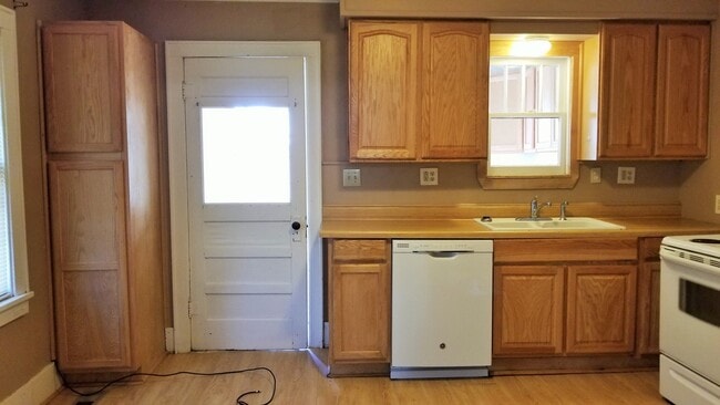 Building Photo - Cute Bungalow with a screened in front porch