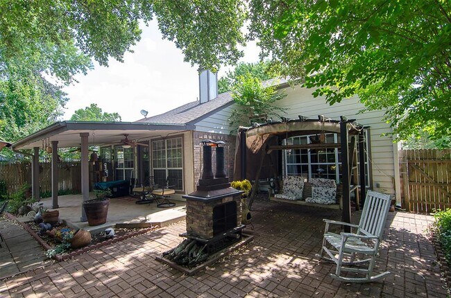 Building Photo - 16304 Kicking Bird Dr
