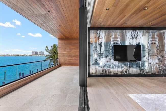 Building Photo - 825 E Dilido Dr