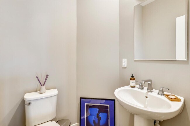 Building Photo - GREAT LOCATION!! Stunning 3BD/3.5BA luxury 4-level townhouse!