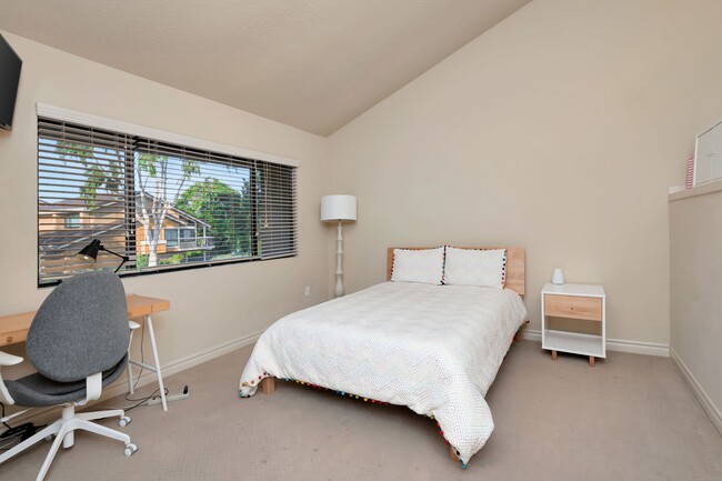 Building Photo - 2559 Caminito Muirfield