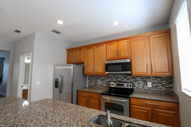 Building Photo - Spacious 3-Bedroom Townhouse with 3.5 Bath...