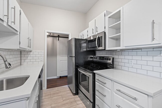 Primary Photo - 4425 Westlawn Dr