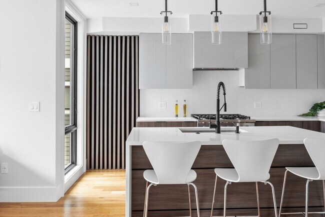 Building Photo - 532 E 3rd St