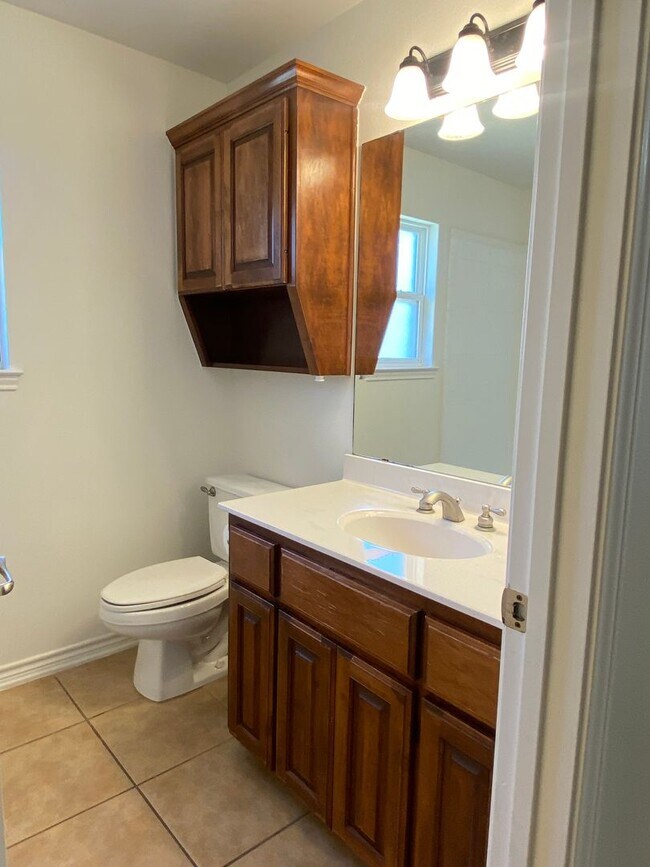 Building Photo - 4 BEDROOM IN RED ROCK, BELTON ISD