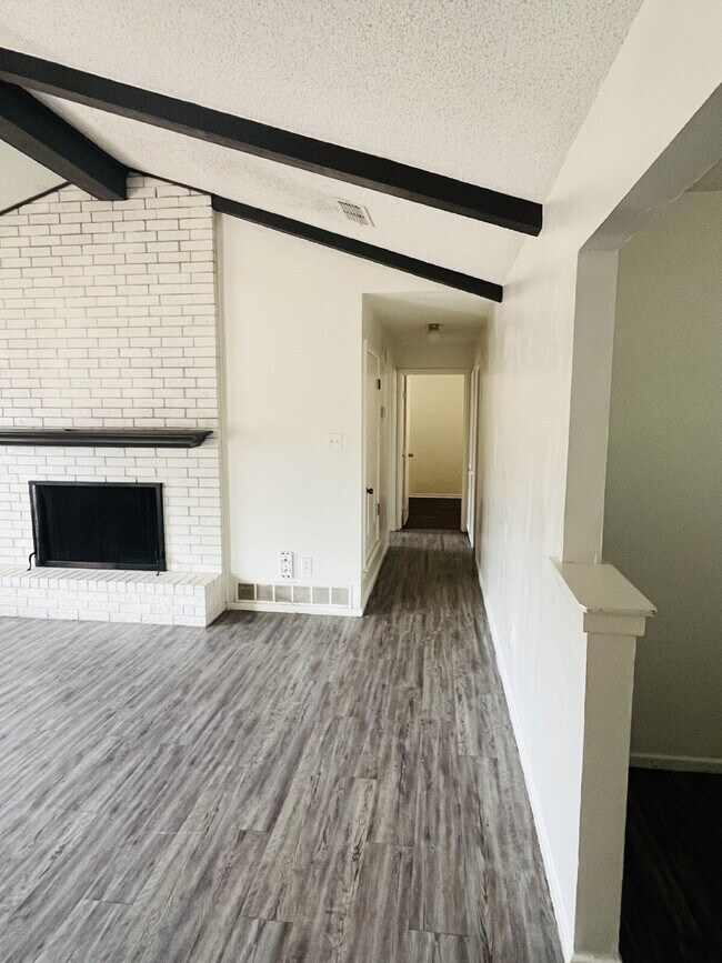 Building Photo - 2 Bedroom Duplex