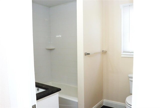 Building Photo - 535 W Vaughan St