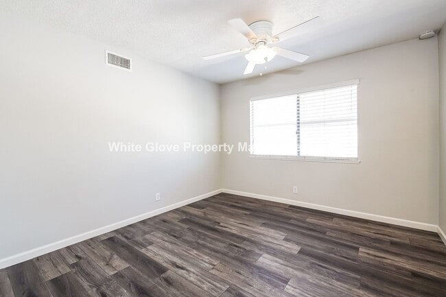 Building Photo - Updated Upstairs Condo with Garage in Desirable Walnut Neighborhood