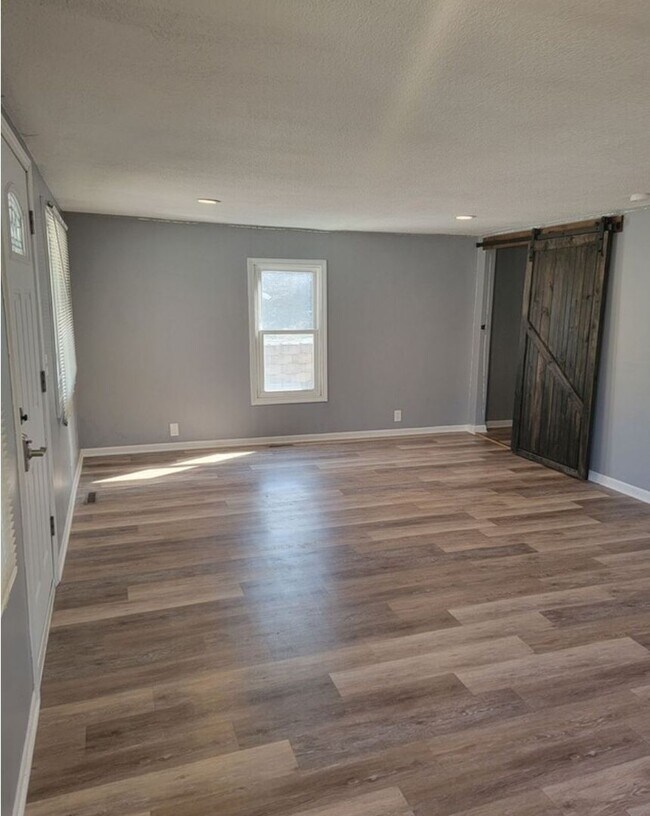 Building Photo - 2 bedroom with amazing yard!