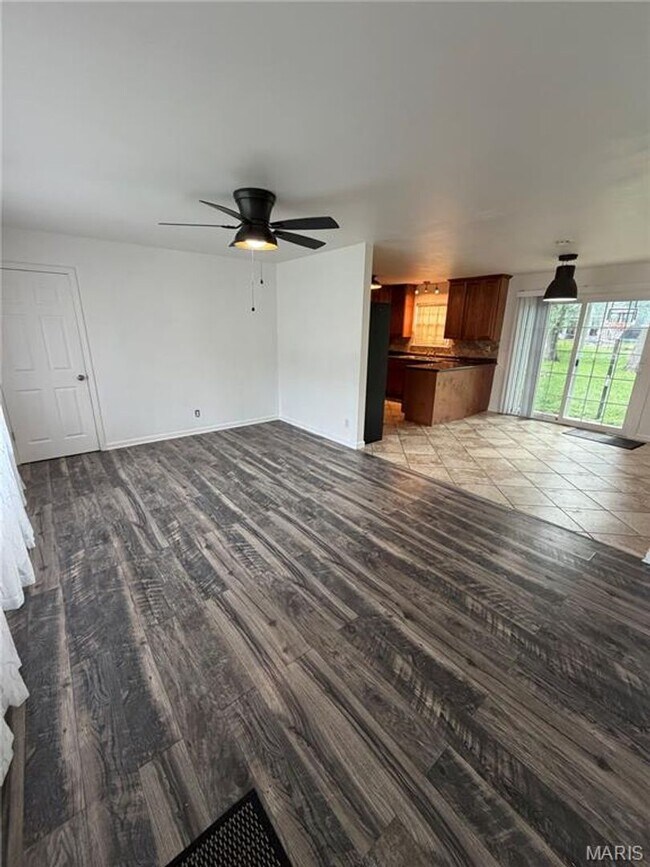 Building Photo - 713 Plaza Dr