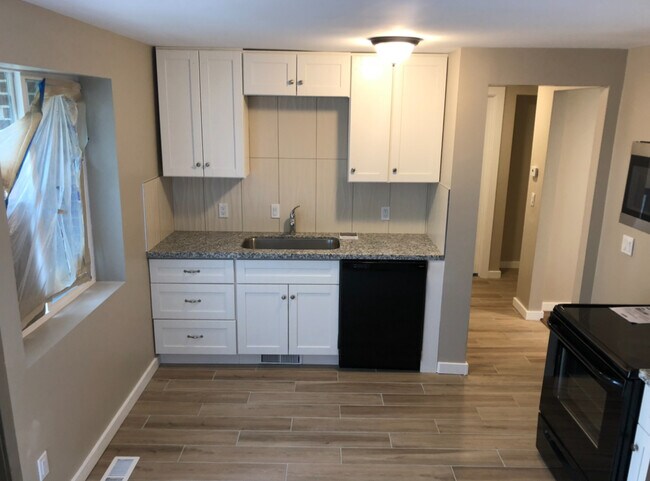 Building Photo - 1145 Montgomery St W