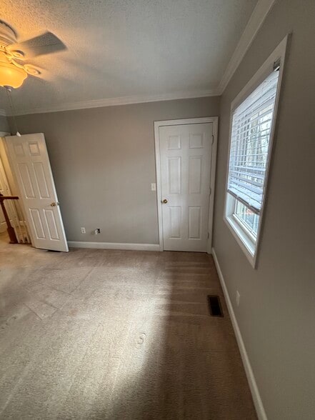 Building Photo - 5731 SW Acres Dr