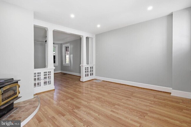 Building Photo - 624 Poplar St