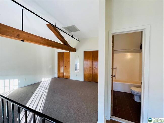 Building Photo - 101 W Race St