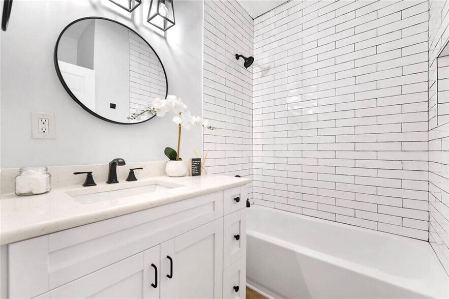 Building Photo - 56 Holly Rd NW